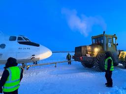 Севший на реку Колыма самолёт Ан-24 уже доставили в аэропорт