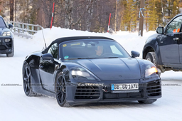 Это Porsche Boxster 2025 с двумя багажниками. Новый электромобиль впервые засняли вживую
