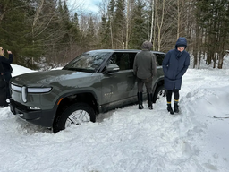 Покупатель ждал свой Rivian R1S три года, а он поломался за два дня. Эвакуатор обошёлся в 2100 долларов