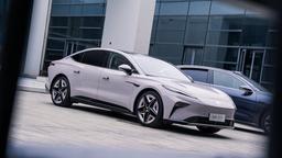 Салон как у Mercedes-Benz, 32 датчика, 16 динамиков и сменная батарея. Представлен премиальный седан Rising F7