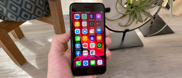 iPhone SE ощутимо подешевел в России