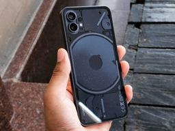 Nothing Phone (1) заметно подешевел в России