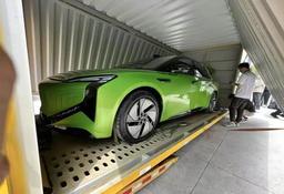 1000 км без подзарядки, разгон от 0 до 100 км/ч за 3 с и 5D-экран. Hongqi E001 показали вживую