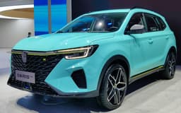 Российские дилеры везут в страну кроссовер Roewe RX5 Plus на замену Lexus NX. Цена уже объявлена