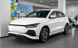 Китайский электрический аналог Volkswagen Golf с поворотным экраном выходит в Китае. Цены на BYD e2 2023 уже известны