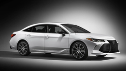 Как Toyota Camry, только больше и дешевле. В России появились новые Toyota Avalon