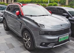 В России появился родной брат Volvo XC40, но с более мощным мотором и менее консервативным дизайном. Сколько дилеры просят за Lynk & Co 01?