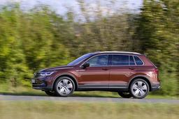 Двухлетний полноприводный Volkswagen Tiguan за 490 тыс. рублей, Touareg — за 1 млн. Рабочим российского завода Volkswagen предложили выкупить машины предприятия