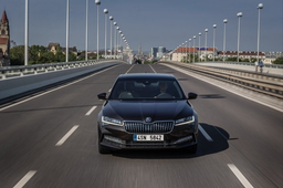 Skoda Superb 2023 впервые привезли в Россию