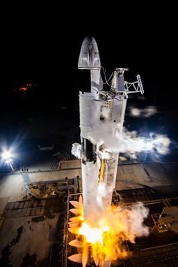 Космический корабль SpaceX с туристами запустили к МКС