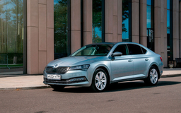 Не берут: дилер заметно снизил цену на Skoda Superb 2023 в России