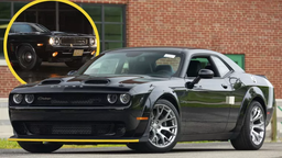 Самый первый Dodge Challenger Black Ghost 2023 выставляют на аукцион, как и оригинальный автомобиль 1970 года