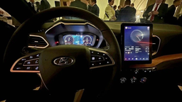 АвтоВАЗ начал собирать топовые двухцветные Lada Vesta NG с планшетом и успешно обновил прошивку ранее выпущенных моделей