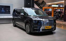 В Россию привезли крутой 6-местный минивэн Zeekr 009 от Geely. 544 л.с., полный привод, максимальный уровень комфорта, но цена…