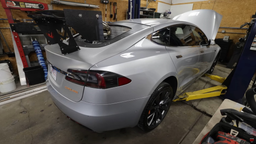 «Открыть дверь на автостраде и выпрыгнуть», — Tesla с запасом хода 2500 км и турбодизельным мотором оказалась очень шумной