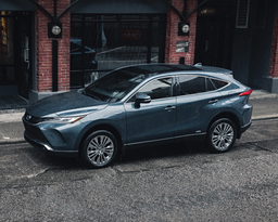 В России впервые появились Toyota Venza 2023