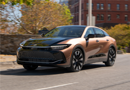 Если бы Toyota Camry была кроссовером. Представлен полноприводный кросс-седан Toyota Crown SportCross 2023