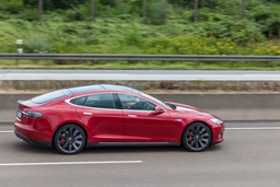 Компания Tesla лишила электромобиль Model S части функций при смене владельца