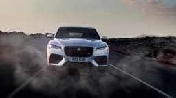«Премиум-кошка» по премиум-цене. В России начали продавать кроссовер Jaguar F-Pace 2023 — у него «автомат», полный привод и до 550 л.с.