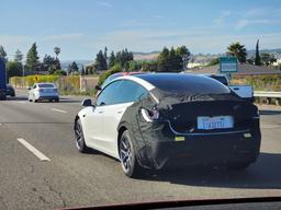 Это новая Tesla Model 3: её впервые заметили на дороге общего пользования