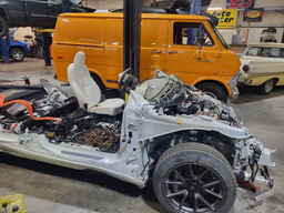 50-летнему фургону Ford E-100 сделали «пересадку органов» от Tesla