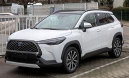 В России начали продавать кроссовер Toyota Corolla Cross 2023. Он на миллион рублей дешевле Corolla Cross 2022 года
