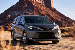 В России начали продавать Toyota Sienna 2023 по цене нескольких современных автомобилей