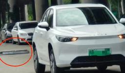 Электромобиль Geely потерял тяговую батарею прямо во время движения