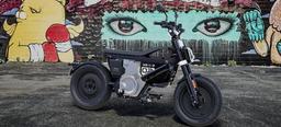 Это электрический BMW за 8000 долларов с запасом хода 90 км и массой 132 кг. Представлен серийный электрический мини-мотоцикл BMW CE 02