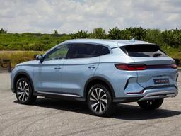 BYD Seal U — новая модель популярного бренда для Европы. Кроссовер оснащен огромным поворотным экраном