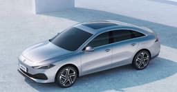 1400 на полном баке, расход 4,3 л на 100 км и 125 км без бензина. Седан Roewe D7 выйдет в этом году