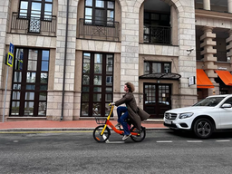 Теперь не только электросамокаты: Whoosh запустил электровелосипеды в Москве