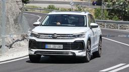 Таким будет Volkswagen Tiguan PHEV 2024. Кроссовер засняли без камуфляжа