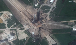 Сверхтяжёлую ракету SpaceX Falcon Heavy на стартовой площадке видно из космоса: фото