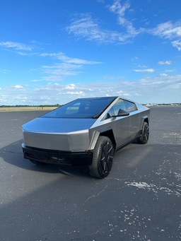 Илон Маск показал новейшую версию Tesla Cybertruck