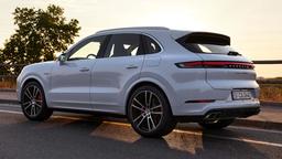 Представлен новейший и самый мощный Porsche Cayenne