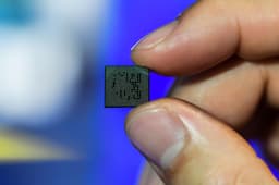 Не так-то просто повторить за Apple. Для реализации спутниковой связи, возможно, понадобится специальная версия Snapdragon 8 Gen 3