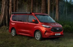 Представлен самый уютный Ford Transit. В оснащении Ford Transit Custom Nugget 2024 — кровать с подогревом, холодильник и плита