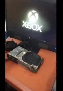 Ужасно обгоревшая в пожаре Xbox Series S продолжает работать. Приставка лишилась пластикового корпуса, но каким-то чудом осталась жива