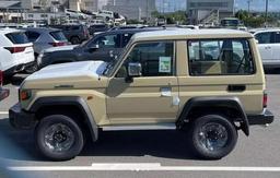 В Японии засветился рестайлинговый внедорожник Toyota Land Cruiser 70 – с короткой базой, полноценной крышей и левым рулем