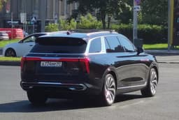 Пока чиновники пересаживаются на отечественные авто, ФСБ начала закупать роскошные внедорожники Hongqi. Hongqi E-HS9 купили на замену Land Cruiser