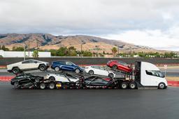 Опубликовано «семейное фото» Tesla со всеми актуальными моделями, включая Semi и Cybertruck