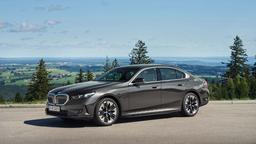 Представлены BMW 530e и 550e xDrive с расходом топлива до 1 л на 100 км