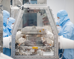 В NASA вскрыли контейнер с «космическим сокровищем» OSIRIS-REx: обнаружена чёрная пыль и мусор