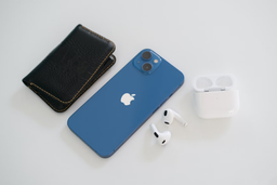 «Классическая чёлка»: iPhone 13 заметно подешевел в России