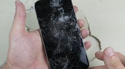 «Титановый» iPhone 15 Pro протестировали при помощи ножа и молотка. Хваленая титановая рамка оказалась слабым местом