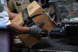 Amazon наймет в США еще 100 000 сотрудников