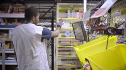 Amazon платит вдвойне работникам складов за сверхурочную работу
