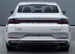 Седан мощнее, дешевле и экономичнее Toyota Camry от Geely. Модель Preface L показали вживую после анонса