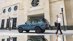 «Оригинальный Range Rover о таком мог только мечтать». Представлена новая версия легендарного внедорожника в классическом кузове с новыми двигателем и салоном